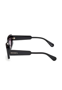 Gafas de sol negras con un marco grueso, que cuentan con lentes redondeados y un acabado mate. Marcas notables en la patilla, con acentos de hardware dorado.