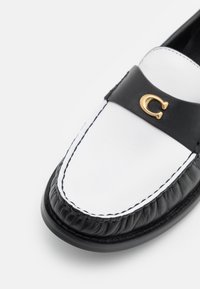 COACH JOLENE LOAFER - Jalga libistatavad jalanõud - black/optic white