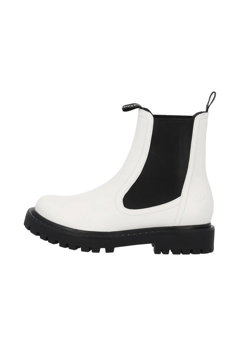 Botín Chelsea blanco con paneles laterales elásticos negros, suela de goma texturizada y tira de agarre. Superficie lisa con punta redondeada y tacón bajo.