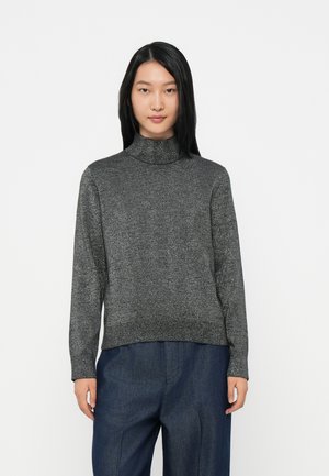 Pull gris col roulé avec un subtil éclat métallique, à manches longues et à coupe décontractée, associé à un pantalon bleu foncé.