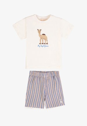 Camicia bianca a maniche corte con cammello ricamato e scritta "Il mio fedele amico", abbinata a pantaloncini a vita elastica con righe blu, arancioni e bianche.