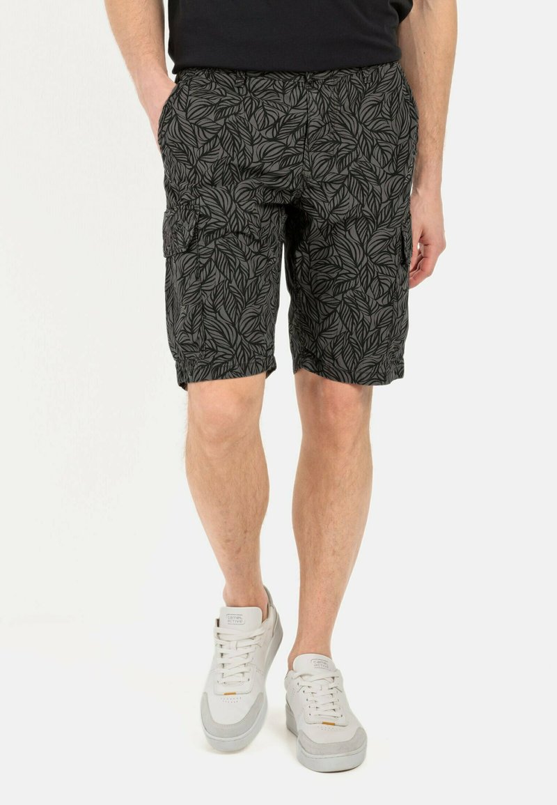 Zwarte cargoshorts met een bladerenpatroon, voorzien van zijzakken en een relaxte pasvorm. Gemaakt van ademend materiaal, geschikt voor casual gebruik.