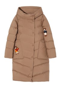 Beige pufferjack met een capuchon, drukknoopsluiting, twee voorketsen en geborduurde beren details op de mouw en zak.