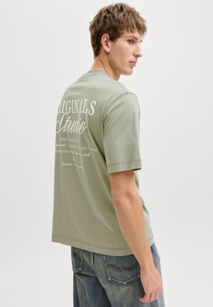 Jack & Jones, JORNORREBRO TYPO TEE SS CREW NECK NOOS - Nyomott mintás póló - seagrass