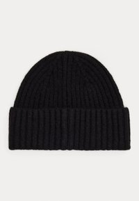 Melnā ribu adīta beanie cepure ar salocītu malu, izgatavota no mīksta materiāla, ar vienkāršu dizainu un teksturētu virsmu.