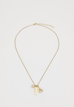 Collier en or avec une chaîne fine, agrémenté de charms représentant une personne, une perle, et une tour Eiffel, tous avec une finition lisse.