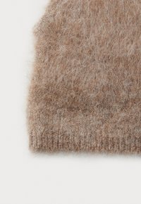 Tessuto a maglia marrone fuzzy con una morbida texture, caratterizzato da dettagli a coste sul bordo inferiore. La forma complessiva è piatta e rettangolare.