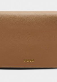 Barna bőr clutch, textúrált felülettel, aranyozott logóval, téglalap alakú és letisztult élekkel. Kompakt és minimalista dizájn.