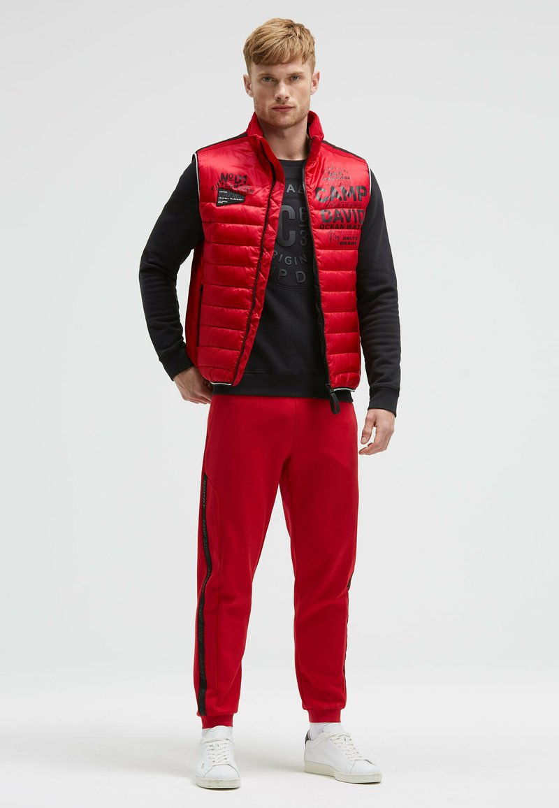 Camp David CAMP DAVID STEPPWESTE IM MATERIALMIX MIT PRINTS - Weste - bright  red/rot - Zalando