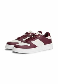 Bordowe i białe sneakersy z skórzaną cholewką, perforowanym noskiem, wyściółką w kołnierzu oraz białą gumową podeszwą. W komplecie sznurówki i metalowe oczka.