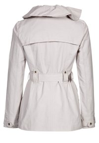 Lichtgrijze trenchcoat met een brede kraag, een belted taille en knoopaccenten. Heeft een uitlopende achterkant en getailleerde naden. Van een katoenmix.