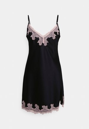 Vestido slip de cetim preto com acabamento de renda em rosa suave, apresentando um decote em V e alças ajustáveis; inclui detalhe de fenda lateral.
