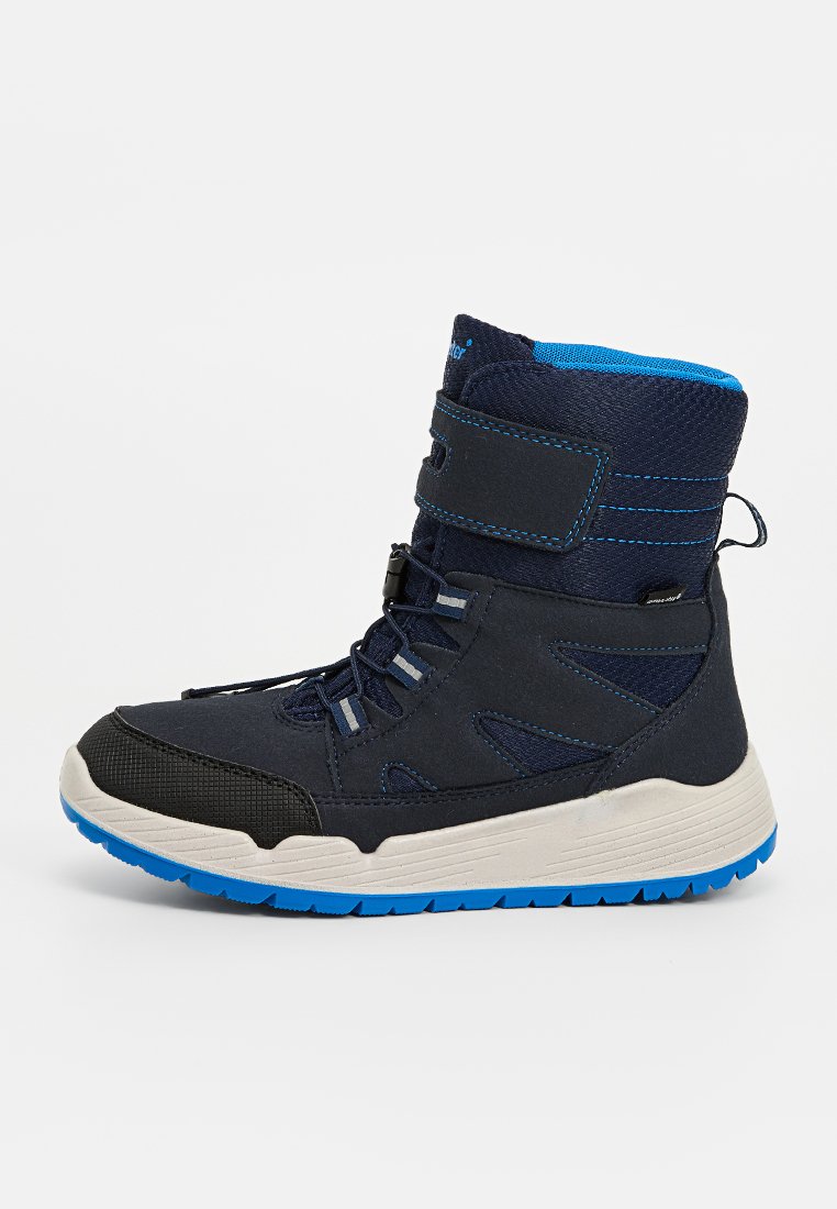 Marineblaue hohe Stiefel aus strukturiertem Stoff, mit Gummikappe und hellblauem Sohle. Mit Schnürung vorne und verstellbarem Riemen für einen sicheren Sitz.