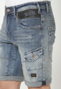 Koroshi BERMUDA CUTS STRETCH - Kratke hlače od trapera - azul cl light blue