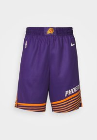 Fioletowe szorty koszykarskie z elastycznym pasem. Posiadają pomarańczowe paski oraz napis "PHOENIX" na dole, a także logo Nike i emblemat NBA.