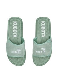 Sandales vertes avec semelle intérieure texturée. La sangle douce et rembourrée présente des rainures horizontales. Logo imprimé "KUBOTA" sur le dessus et la semelle.
