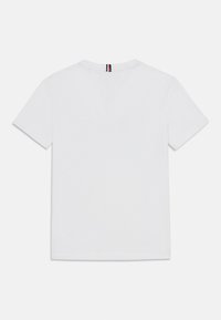 Weiße kurzärmlige T-Shirt mit Rundhalsausschnitt aus Baumwolle. Besitzt eine kleine gestreifte Akzentuierung am Nacken auf der Rückseite. Flacher Saum und glatte Textur.