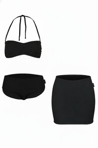 Zwarte bikini set met ribstructuur, bestaande uit een bandeau top met halterbandjes, een broekje met hoge taille en een rokje. Gladde textuur en naadloos design.