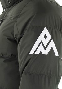 Giacca a vento verde scuro con un grande logo di montagna ricamato in bianco sul maniche sinistro e chiusura frontale con zip. Texture liscia.