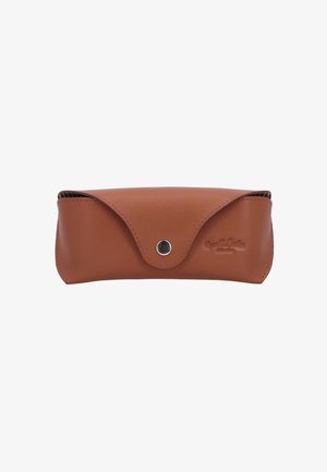 Bruine leren zonnebrilhoes met een ronde vorm, voorzien van een drukknoopsluiting en een geperst logo aan de voorkant. Soepele textuur met gestikte randen.