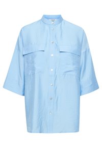 Camicia azzurro chiaro con bottoni, realizzata in un tessuto liscio. Caratterizzata da un colletto rigido, maniche corte, due tasche sul petto e chiusura anteriore con bottoni.