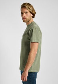 Lee SUBTLE RELAXED TEE - T-shirt print - mercantile green