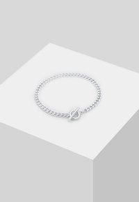 Bracelet en chaîne argentée avec un fermoir à bascule, composé de maillons entrelacés et d'une surface lisse et réfléchissante. Design simple et robuste.