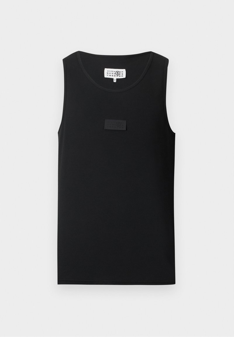 Camiseta sin mangas negra con cuello redondo y pequeño parche rectangular en el pecho, colocada sobre un fondo blanco.