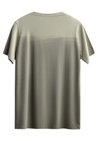 T-shirt a maniche corte e colletto rotondo di un verde tenue, realizzata in tessuto morbido. Presenta un leggero effetto sfumato e un logo ricamato sul collo posteriore.