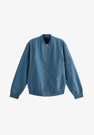 Niebieska kurtka bombowa z okrągłym kołnierzem, z pełnym zamkiem z przodu, bocznymi kieszeniami i kieszenią na rękawie z zamkiem. Gładki materiał i luźny krój.