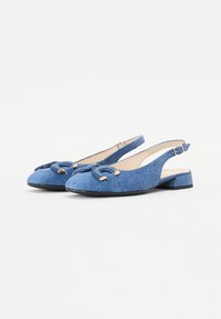 Denimové slingback topánky majú okrúhlu špičku, uzlovú dekoráciu vpredu a nízky blokový podpätok. Na ozdobu sú použité prvky v zlatom tóne.
