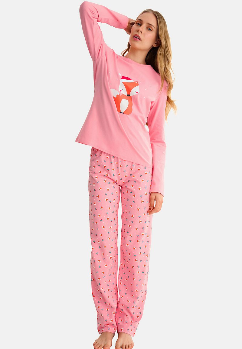 Haut de pyjama à manches longues rose avec un motif de renard, associé à un pantalon rose affichant des motifs de triangles multicolores. Tissu doux, coupe décontractée.