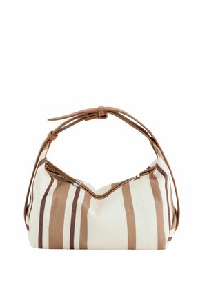Petit sac à main à rayures verticales marron et blanches, avec une courte bandoulière en cuir marron réglable et une fermeture éclair sur le dessus.