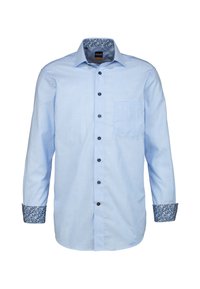 Himmelblaues Langarmhemd mit Button-Down-Kragen, blauen Knöpfen, einer Brusttasche und floral gemusterten Manschetten.