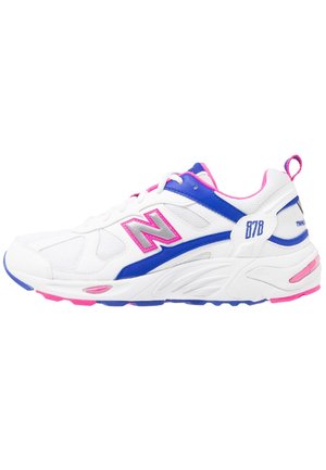 Weißer Sportschuh mit pinken und blauen Akzenten, Mesh-Einsätzen, Schnürsenkeln und einer dicken Sohle, die seitlich mit "878" gekennzeichnet ist.