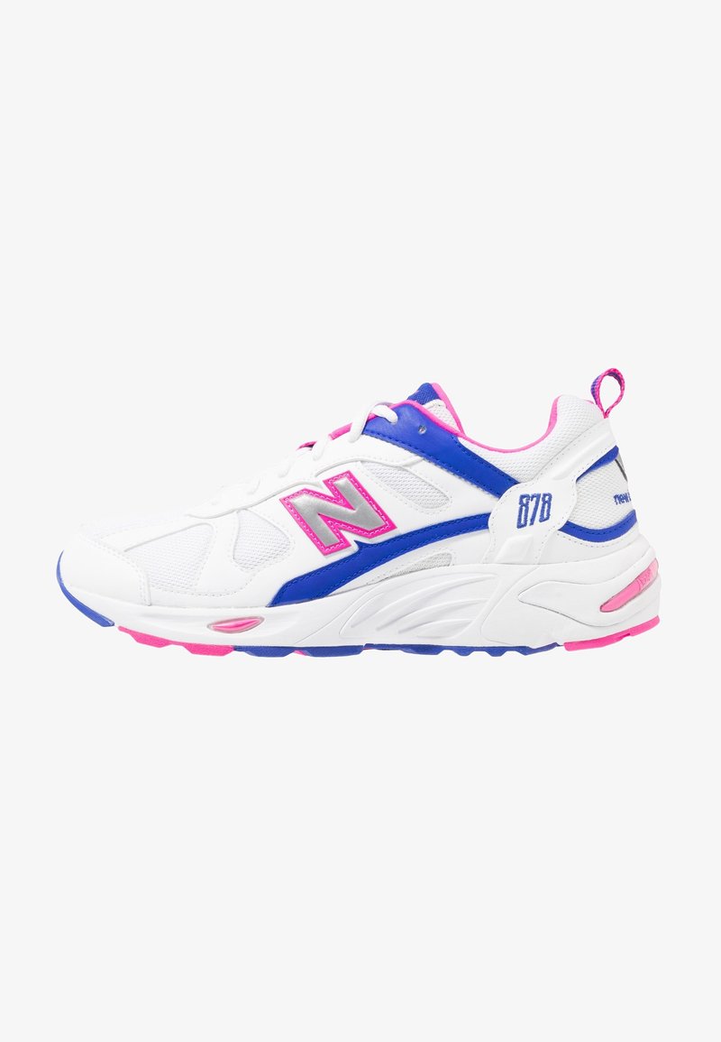 Chaussure de sport blanche avec des accents roses et bleus, panneaux en mesh, lacets et une semelle épaisse marquée de "878" sur le côté.