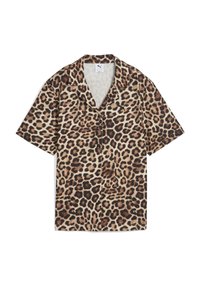Camisa de manga corta en tela beige con un patrón de leopardo. Presenta un cuello de muesca y un logotipo negro en la parte superior izquierda.