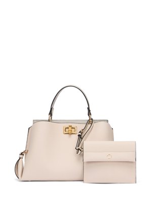 Beżowa skórzana torebka o strukturalnej powierzchni, złotym wykończeniu, górnymi uchwytami oraz odczepianym paskiem na ramię. Zawiera pasującą portmonetkę.