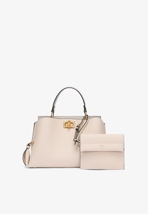 Bolso de mano de cuero beige con superficie texturizada, herrajes dorados, asas superiores y una correa de hombro desmontable. Incluye una billetera a juego.