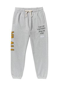 Pantaloni tuta grigi in misto cotone, con tasche laterali, fascia elastica in vita con cordino, e stampa di testo e grafiche in nero e giallo.