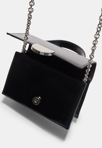 Borsa a tracolla in pelle nera con catena, forma rettangolare, chiusura metallica e chiusura a scatto; presenta una superficie liscia e un design minimalista.