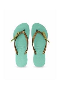 Tongs vert menthe avec semelle texturée, sangles en caoutchouc marron et accent décoratif de lézard en perles vertes sur la sangle.