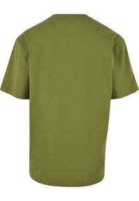 Tricou din bumbac scurt, de culoare verde măsliniu, văzut din spate, cu gât rotund și croială normală.