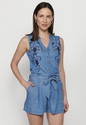 Denim kombinezon brez rokavov, svetlo modre barve, vezeni cvetlični detajli v mornarsko modri, spredaj na gumb, z vezanjem v pasu in dvema žepoma.