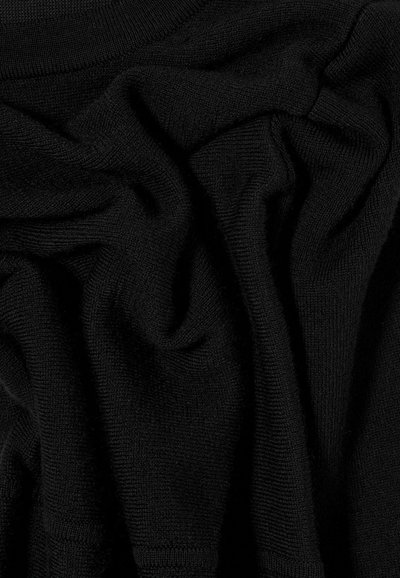Tessuto a maglia nera con una consistenza morbida, caratterizzato da pieghe e drappeggi, creando un aspetto stratificato. Nessun motivo o accento distinto.