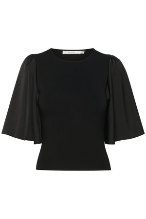 Svart topp med tettsittende liv og brede, flytende, gjennomskinnelige ermer. Myk tekstur, minimalistisk design og rund halslinning. Merkeskrift synlig.