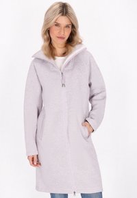 Manteau zippé violet clair en tissu texturé, col haut, manches longues et poches latérales. Conçu pour la chaleur et le confort.