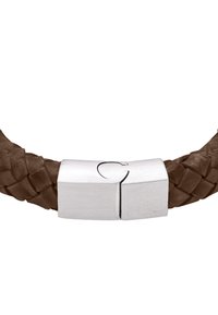 Bruin gevlochten leren armband met een zilveren magneetsluiting en een gestileerde gravure, die textuur en gestroomlijnde designelementen combineert.