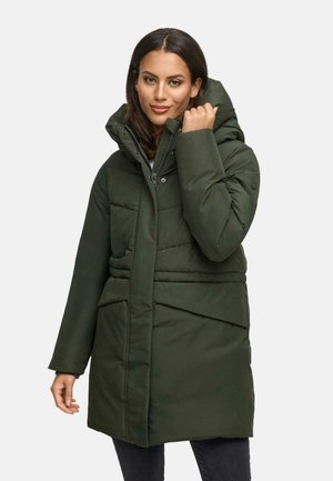 Donkergroene pufferjas met een capuchon, voorzien van een ritsluiting, zijzakken en gestikte details op het lichaam voor extra warmte.