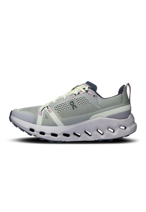 Sportliche Sneakers aus hellgrauem Mesh, ausgestattet mit einer dicken weißen Sohle mit Ausschnitten, marineblauen Akzenten und kontrastierenden hellgelben Schnürsenkeln.